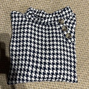 Unique Zara hi lo sweater with button detail. Size Medium.